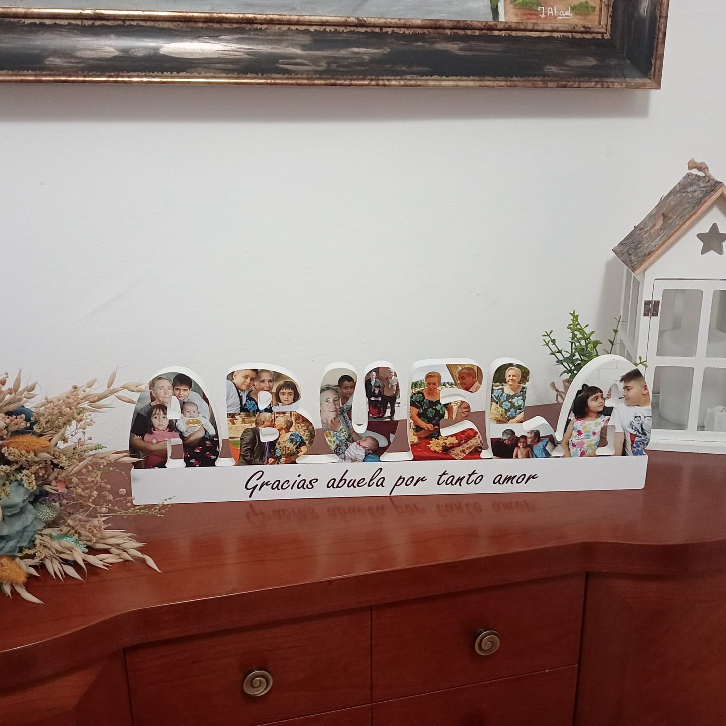 Avó com fotografias e base de dedicatória