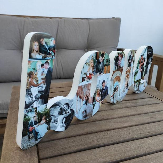Iniciales de pareja "J&C" personalizadas con fotos de boda en blanco y negro, sobre mesa de madera