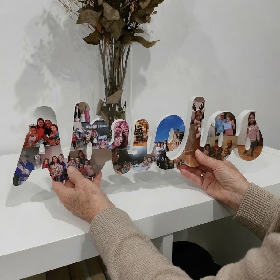 Crea la palabra "Abuelos" con las fotos de tu familia y regálales un recuerdo que van a mirar todos los días. Diseño en cursiva, hecho en España.